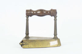 H-38 - Ferro de passar roupa em bronze e de cunha-3