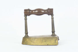 H-38 - Ferro de passar roupa em bronze e de cunha-1